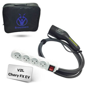 מתאם Braumers V2L מחובר לשקע הטעינה של רכב צ'רי FX EV לבן