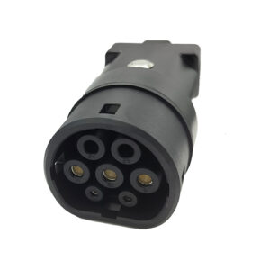 אדם מפעיל קומקום חשמלי באמצעות מתאם V2L המחובר לרכב חשמלי